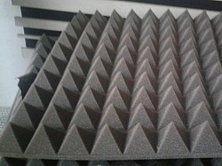 Busa peredam suara piramid foam dimensi 60 cm x 60 cm tebal 5 cm